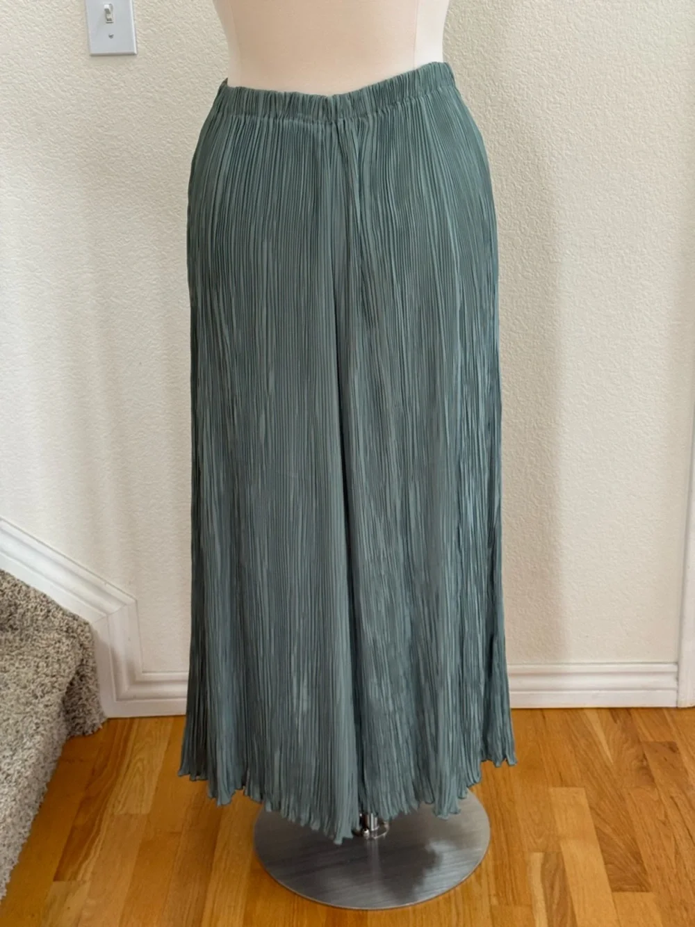 Signed, hand colored & pleated sage green top/shirt. - Picture 11 of 16